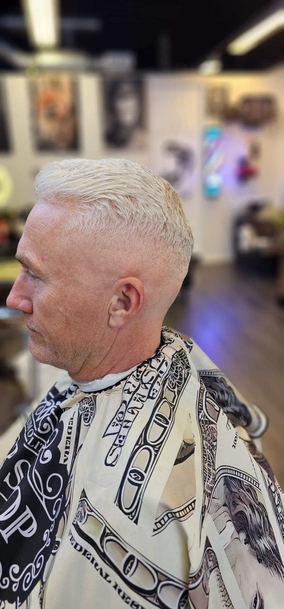 Platinablont kort hår med mjuk fade på sidorna, sett i profil